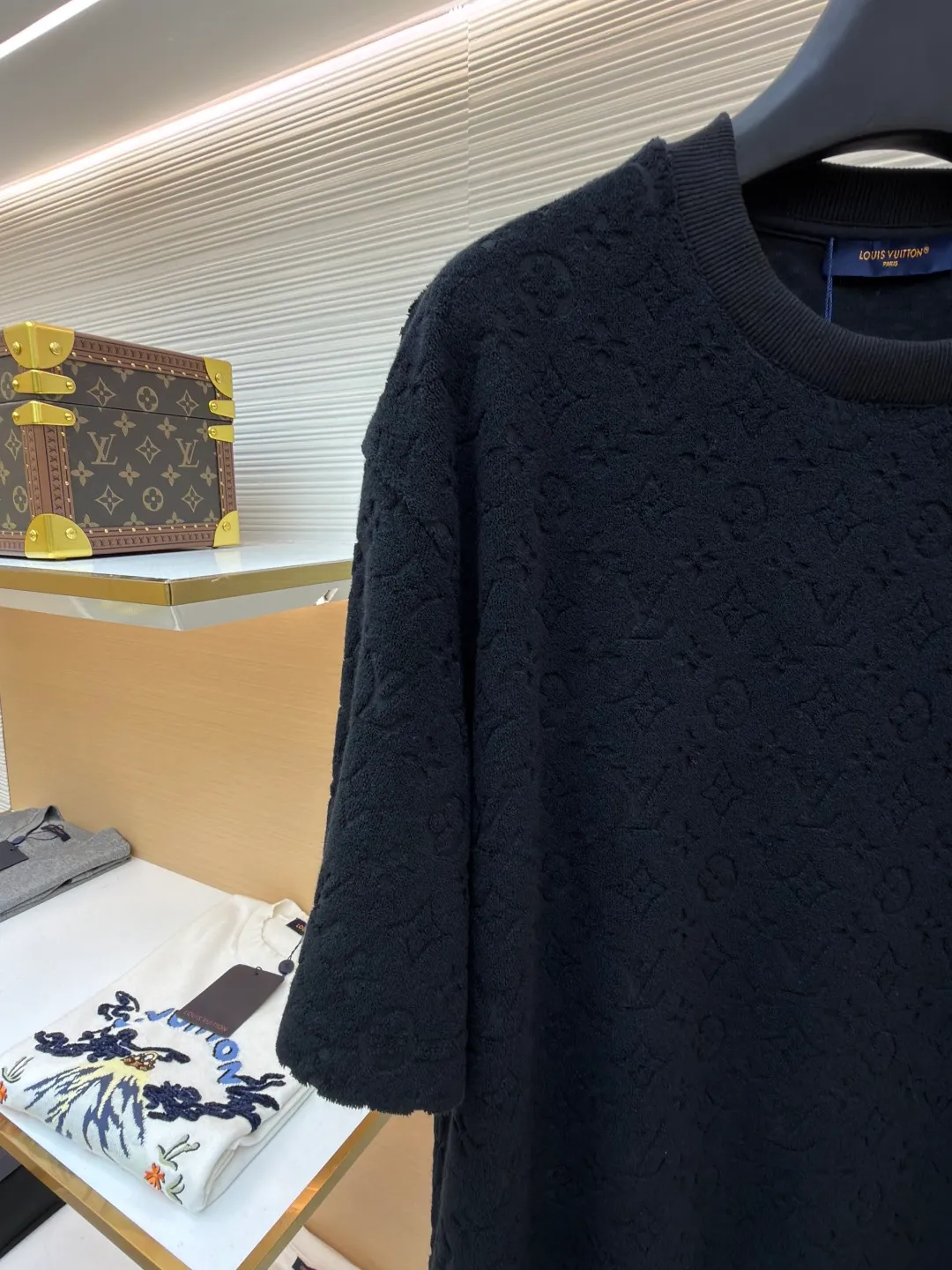 LOUIS VUITTON embossed terry short sleeves ●Original version: Purchased and developed at 9350 ●Item number: 1682412-A00 ●Fabric: terry luxury terry fabric ●Technology: embossed jacquard production ●Color: black ●Version: Fitted version ●Weight: about 345 grams ●Size: S-M-L-XL ●Description: Customized soft cotton blended terry luxury terry fabric with clear texture Plump and lazy, comfortable and close to the skin, with navy blue as the main tone, as calm and profound as the deep sea, the full-width Monogram embossing makes a stunning appearance. It is a gorgeous bloom of Louis Vuitton's classic elements. It is fully recognizable and interprets unparalleled fashion style. The suit is worn for worry-free wear. Three-dimensional relief jacquard technique uses a high-density electronic jacquard machine to achieve the Monogram three-dimensional effect through the "positive and negative layer weaving method". Apply heat pressure to the fabric locally using a customized mold to hot-melt the fibers in specific areas. The permanent embossed contour infrared positioning cutting machine achieves precise positioning of materials through infrared emitters and infrared receivers. The accuracy can reach the micron level, thereby meeting the effect of Monogram alignment and high-precision cutting. The fabrics have been washed and have a better hand feel and texture. They are not easy to deform, shrink or fade, and maintain long-term beauty. The overall wiring is straight and delicate, the fabric is comfortable and soft, and the color is consistent without color difference. It can be matched with the same style to create a fashionable look and control various occasions. Customized accessories, complete with three standards, same style for men and women!